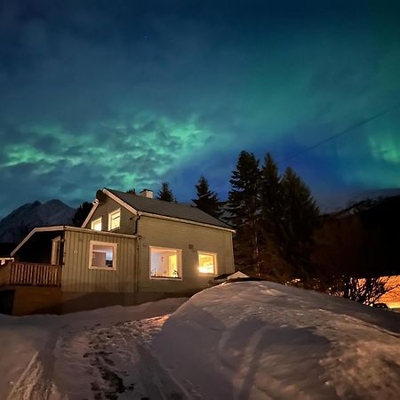 House With Garage In Central Lyngen 灵塞德 外观 照片